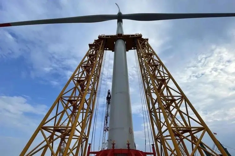 港航工程公司已完成華能廣東勒門海上風電項目首臺11兆瓦風機吊裝！